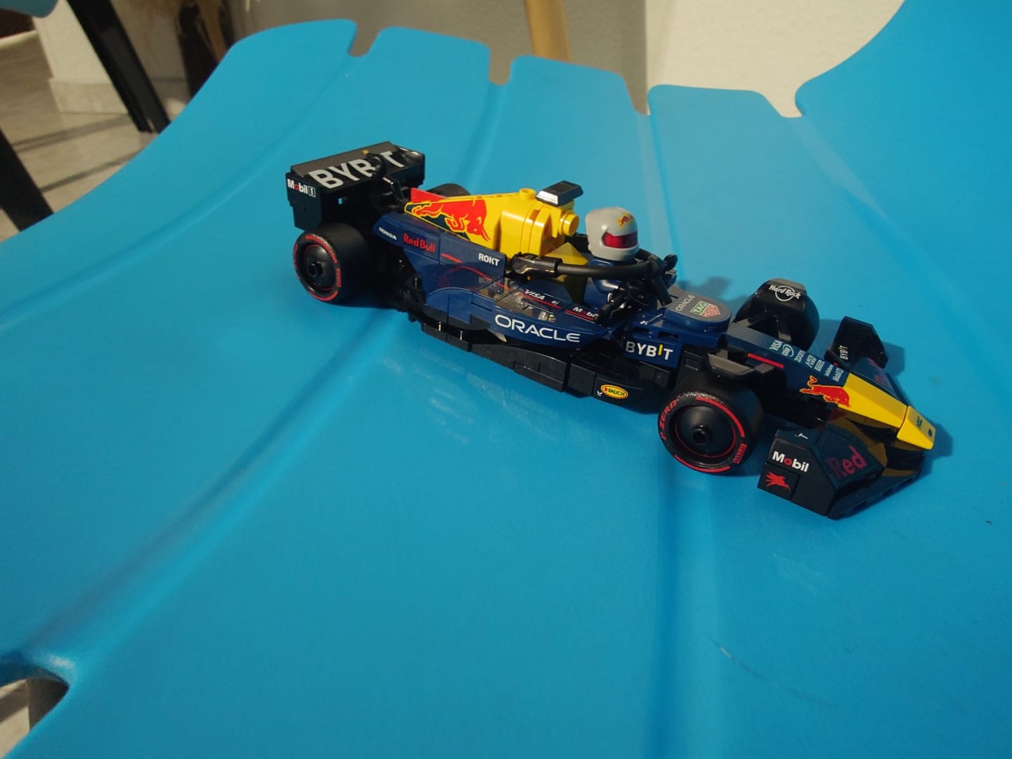 Customer photo review of COCHE DE CARRERAS ORACLE RED BULL RACING RB20 F1®