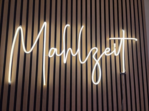 Customer photo review of LED-Neon Schriftzug Mahlzeit