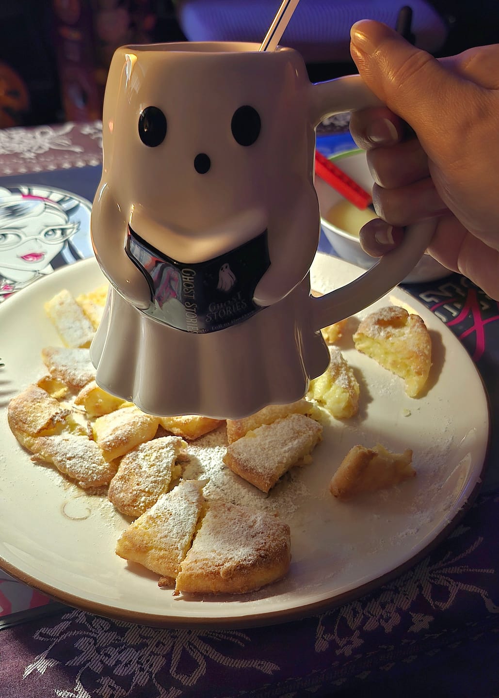 Customer photo review of Geister Tasse – Keramikbecher mit lesendem Gespenst