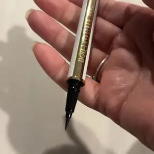 Customer photo review of Delineador à Prova D'Água Com Ponta Grossa Para Olhos Definidos