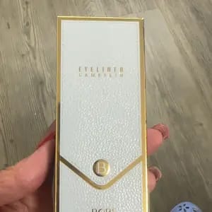 Customer photo review of Delineador à Prova D'Água Com Ponta Grossa Para Olhos Definidos