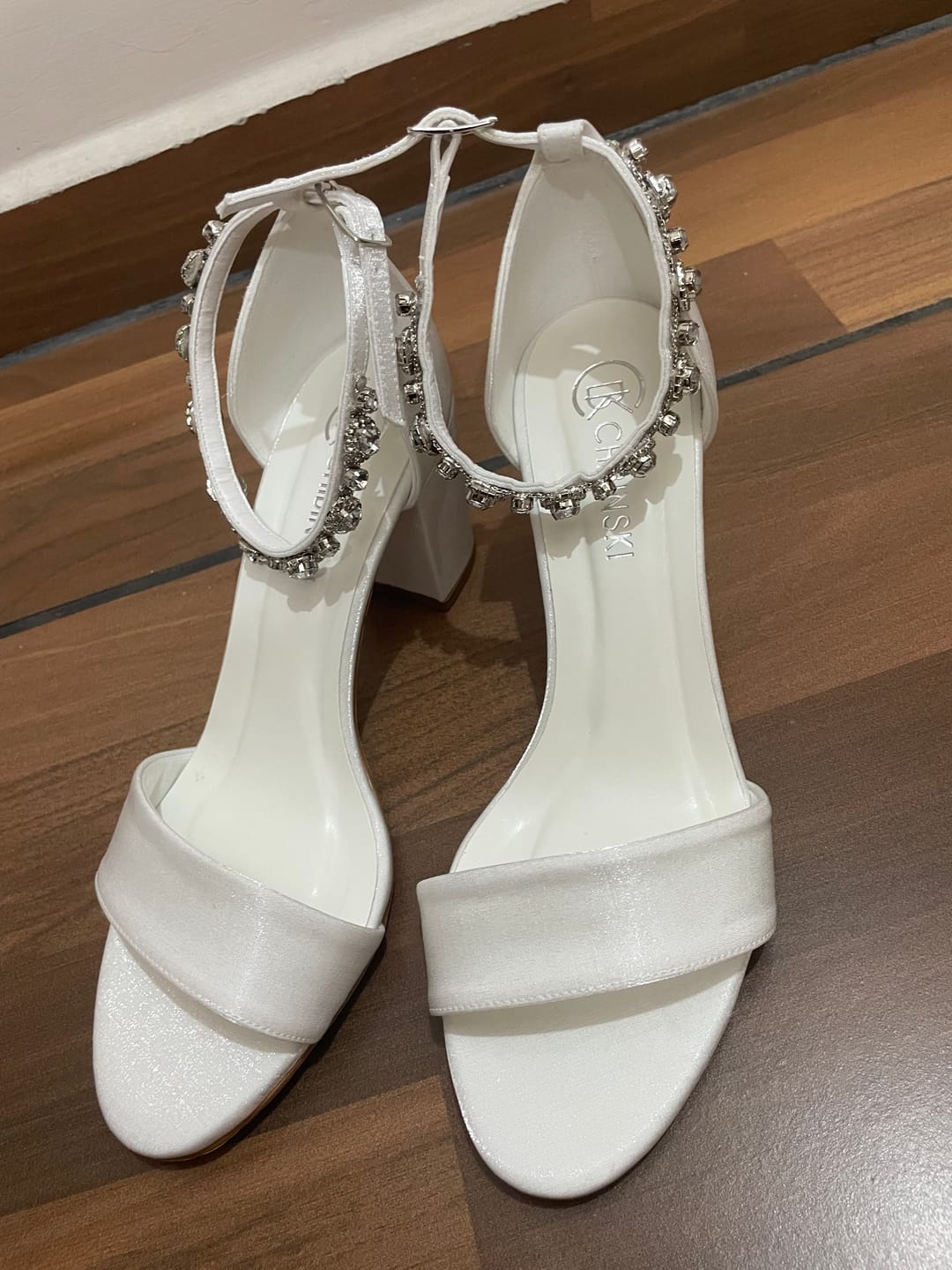 Customer photo review of Sandália Noiva Gisele Velvet Branco com Pedrarias
