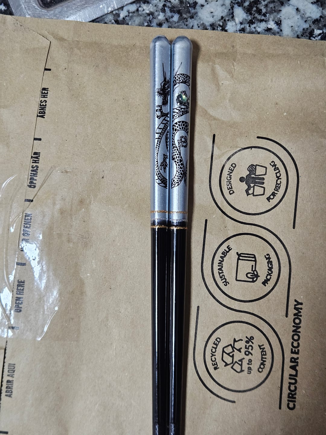 Customer photo review of Palillos Japoneses Silver Dragon