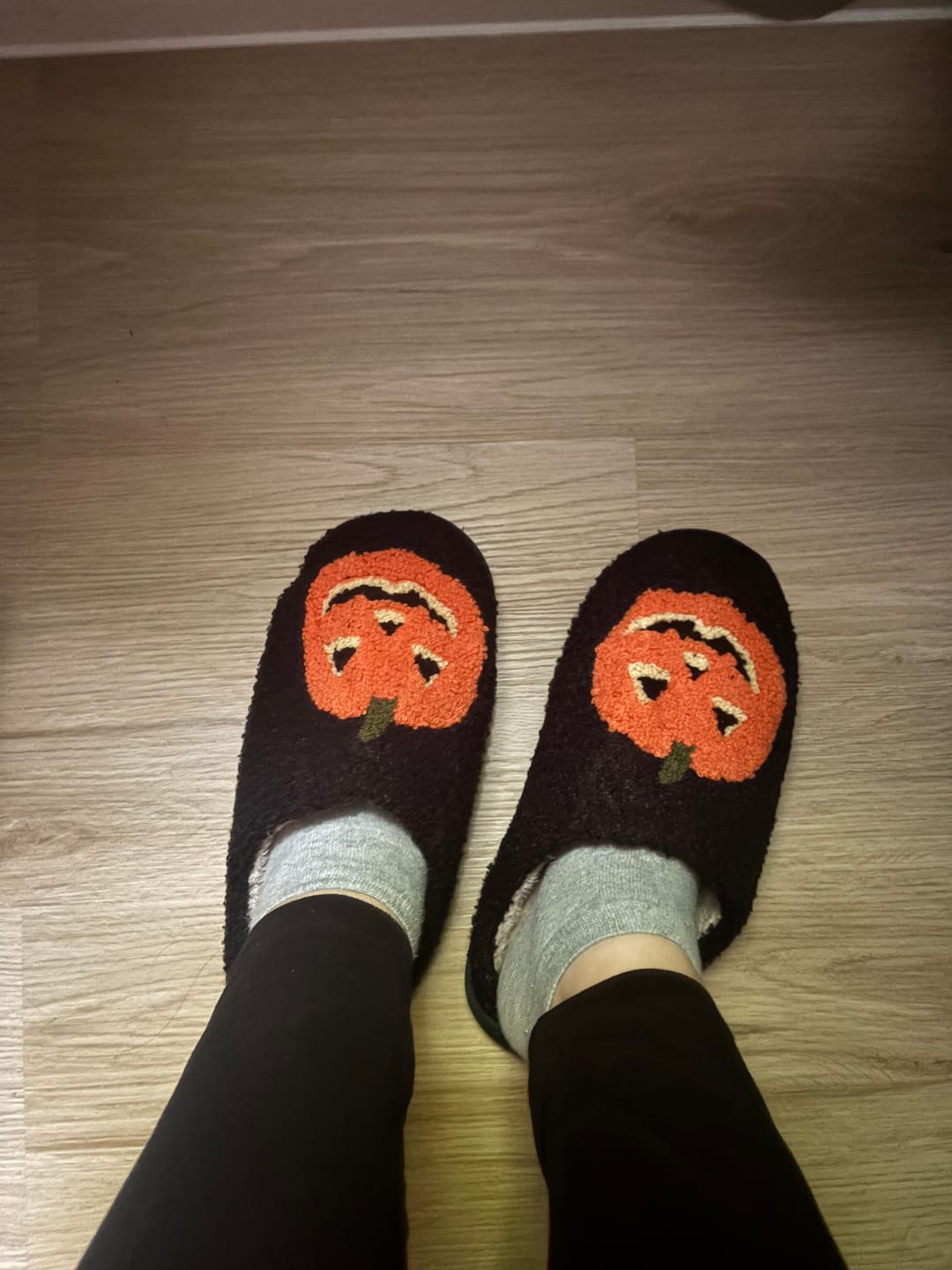 Customer photo review of Halloween Hausschuhe Schwarz mit großem Kürbis Motiv – Flauschige Slipper