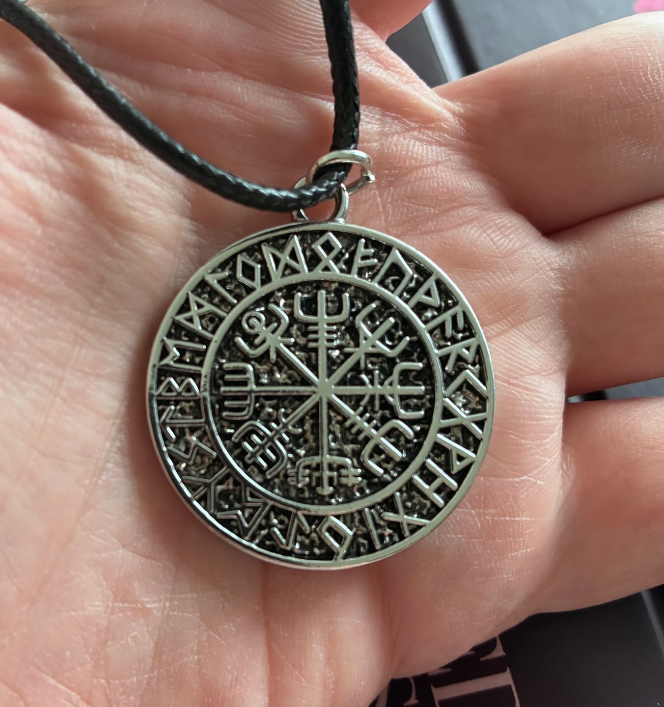 Customer photo review of Vegvísir Halskette – Wikinger Kompass am schwarzen Band