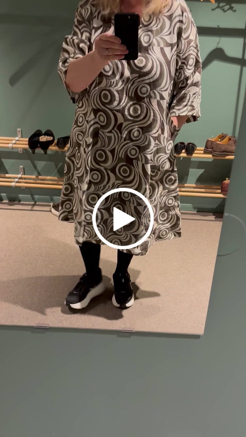 Customer video review of Klänning Vera Grafisk | Rino