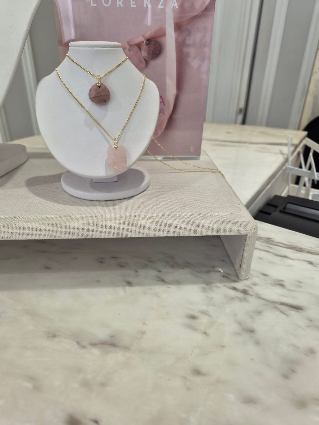 Customer photo review of Par Arete Flor Texturizada Con Perla