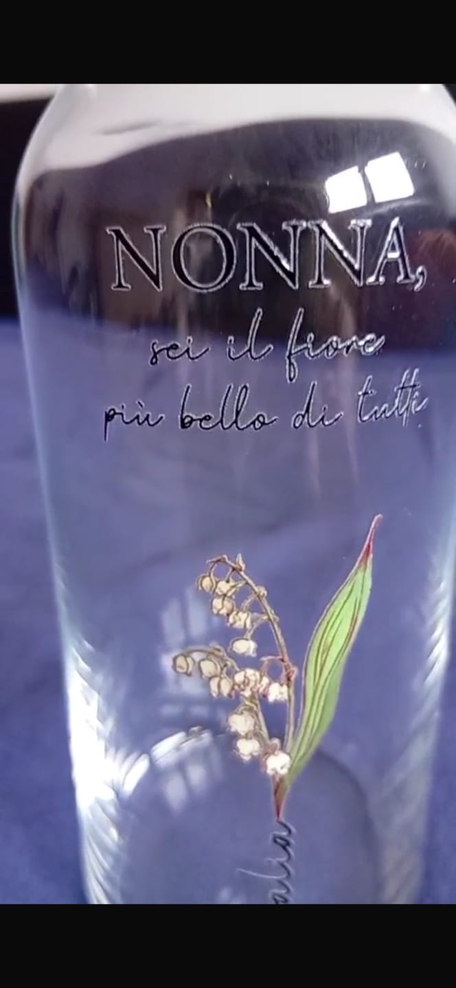 Customer photo review of Il giardino della mamma – Vaso in vetro personalizzato con nome e fiori per mamma e nonna