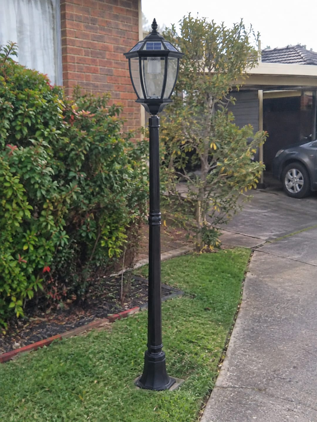 Customer photo review of Victorian Solar Post Light – Black Aluminium Solar Lamp Post