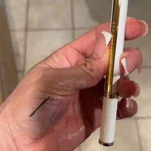 Customer photo review of Delineador à Prova D'Água Com Ponta Grossa Para Olhos Definidos