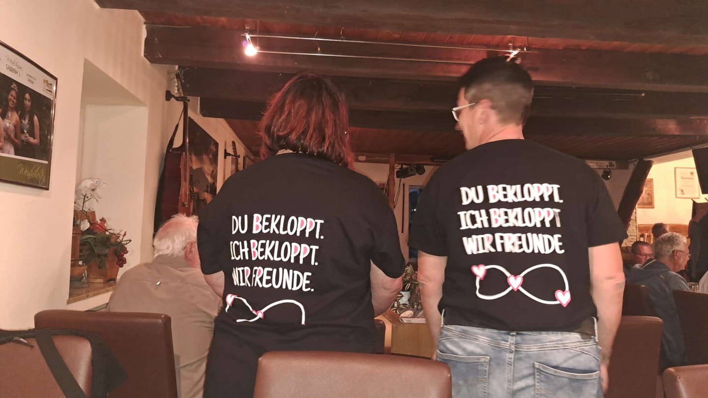 Customer photo review of Du bekloppt. Ich bekloppt. Rückendruck | Shirt Unisex
