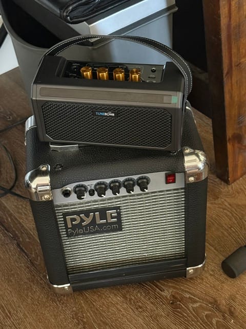 Customer photo review of TuneBomb: 10W Rechargeable Mini Amp for Guitar & Bass