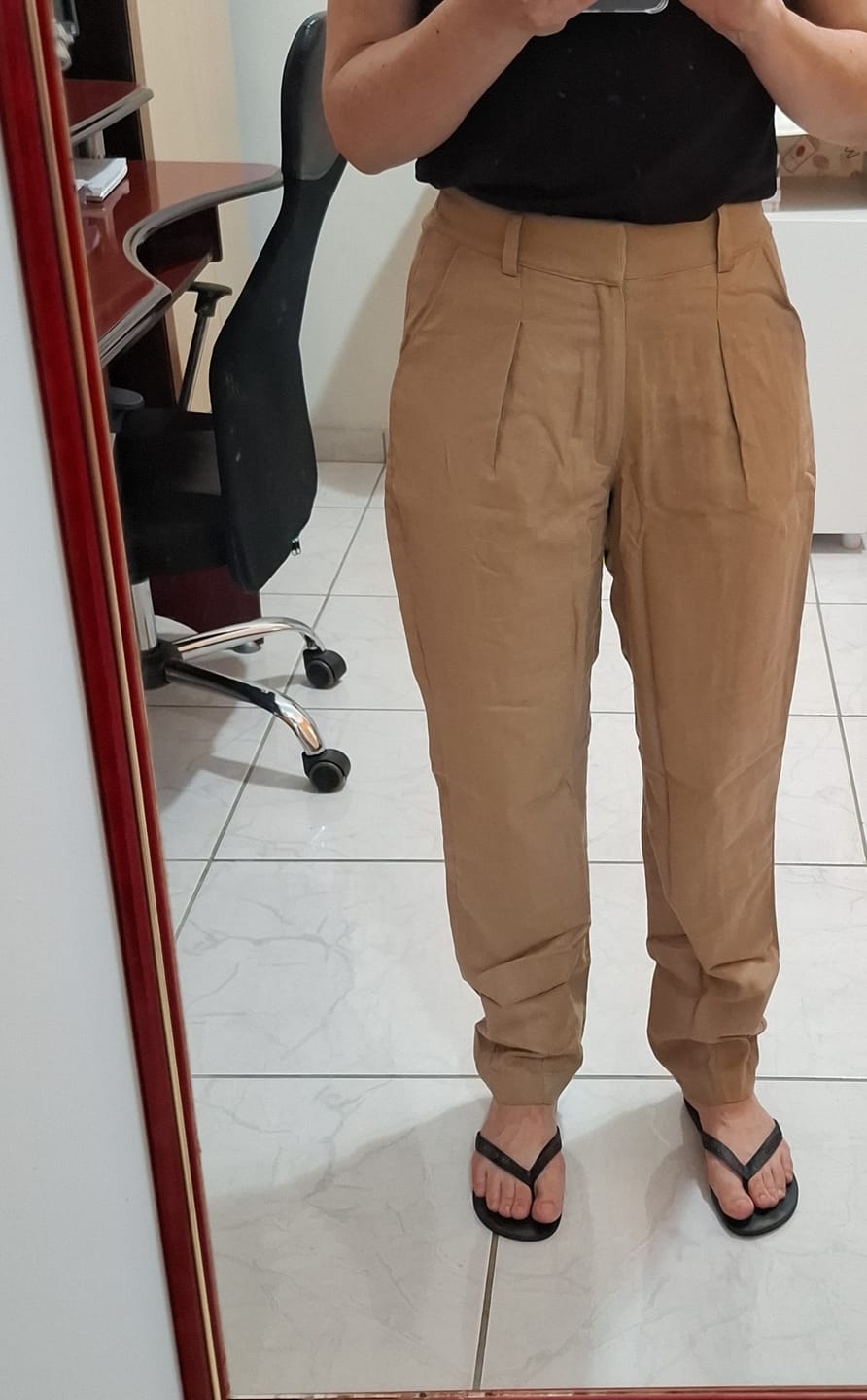 Customer photo review of Calça Slouchy Íris Marrom Claro