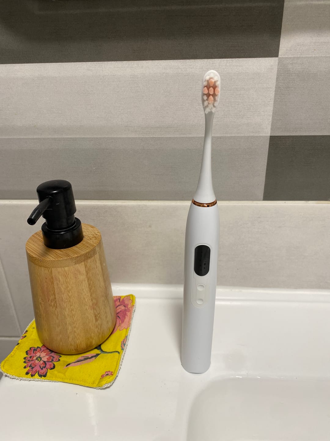Customer photo review of Oryzom ProSonic V1 – Nettoyage dentaire professionnel avec technologie sonique pour des dents plus lisses et une hygiène bucco-dentaire optimale