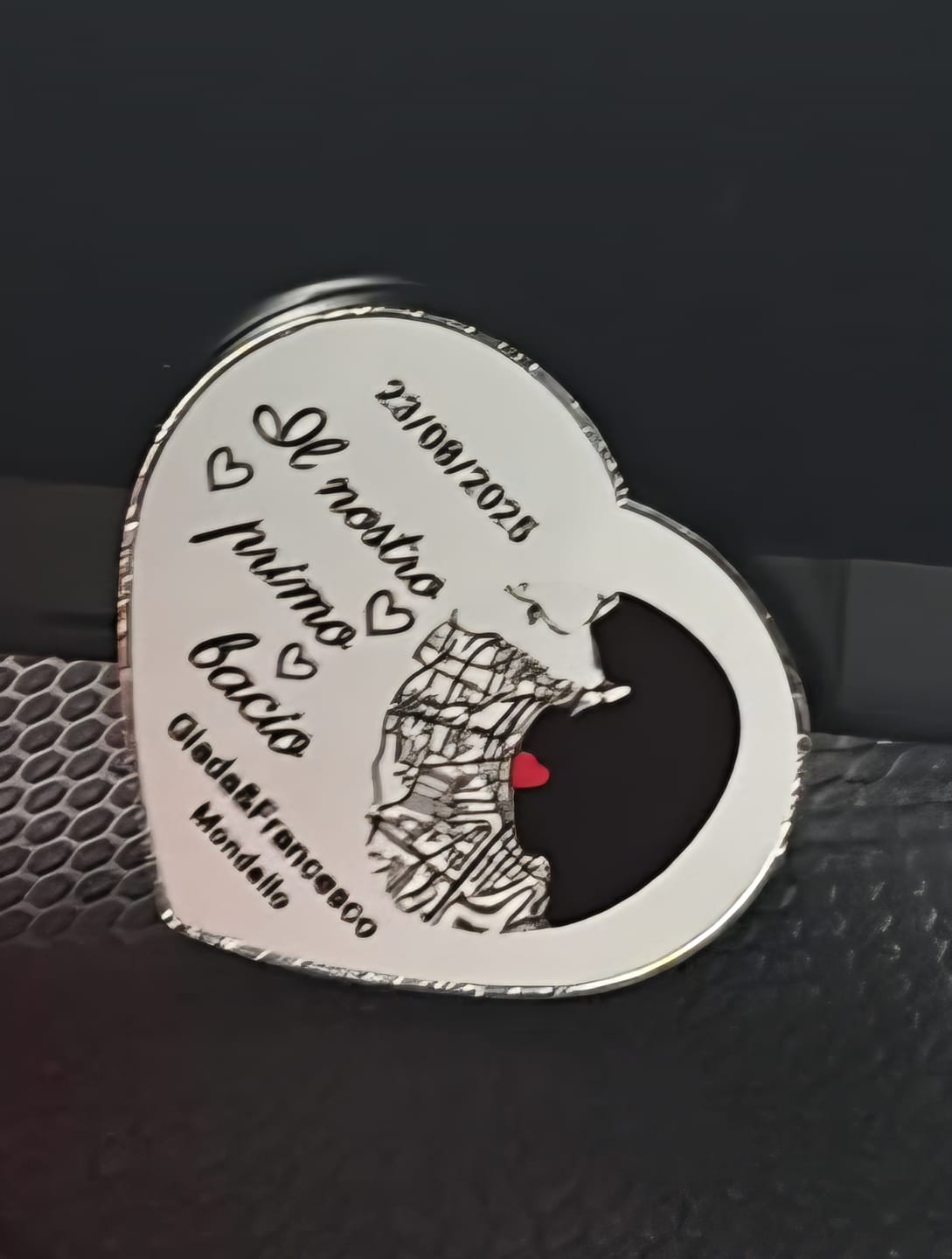 Customer photo review of Il nostro primo bacio – Magnete a cuore personalizzato con bordo metallico argentato