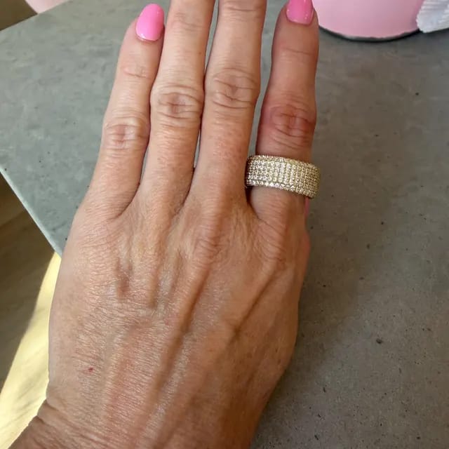 Customer photo review of Pavé Smart Ring Jacket for Oura Ring 5 Gen 4
