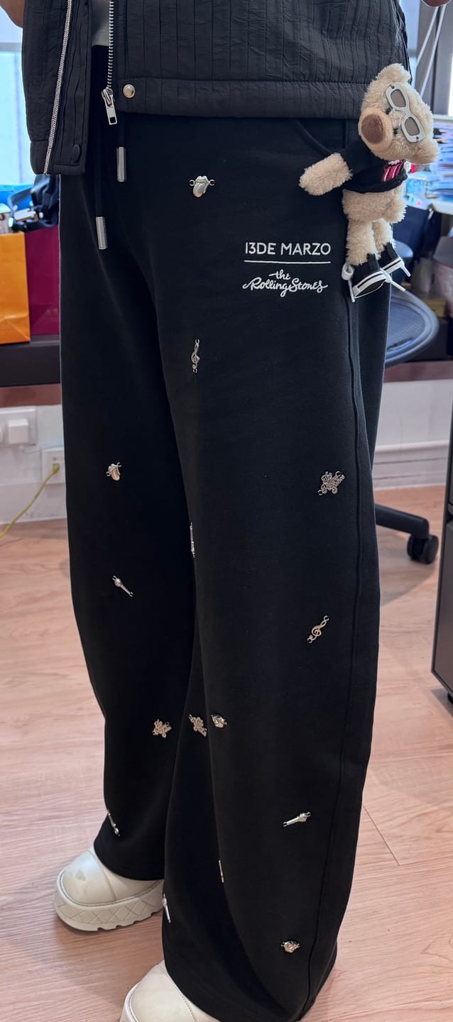 Customer photo review of 13DE MARZO Rolling Stones Bear Sweatpants Black
