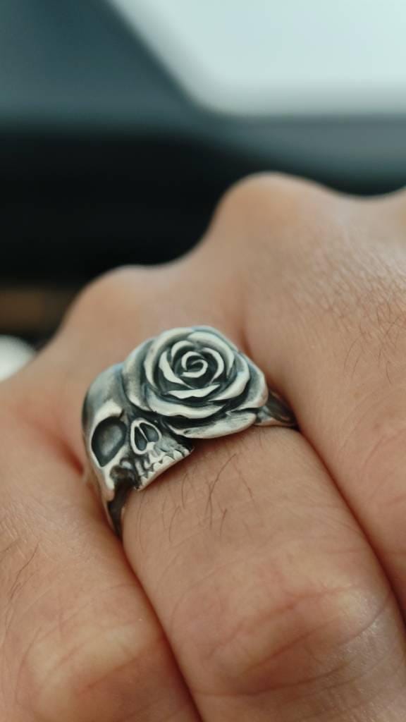 Customer photo review of Carpe Diem Skull Rose Ring