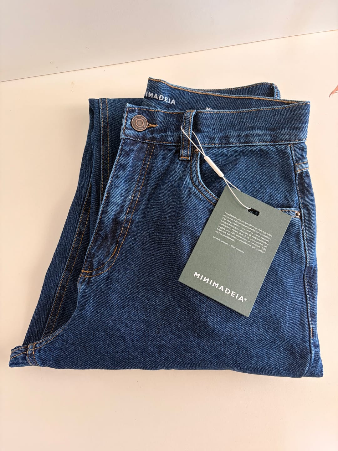 Customer photo review of Calça Jeans Mom Jequitibá Azul Escuro
