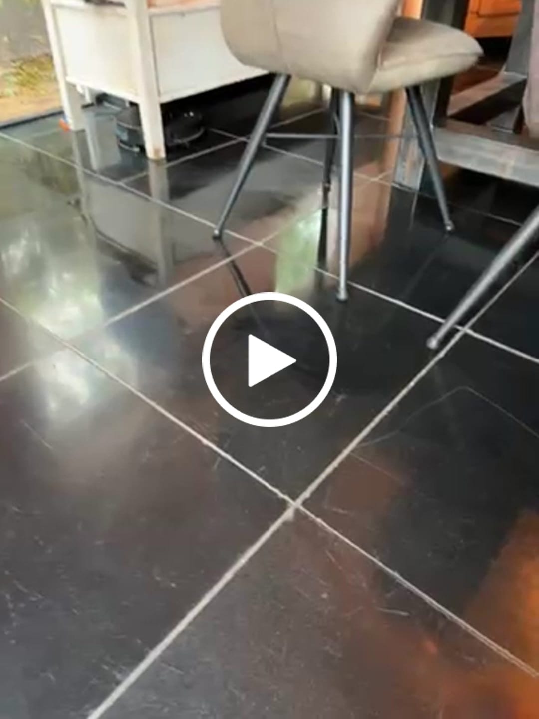 Customer video review of Robotstofzuiger V8 Pro – Volautomatische reiniging met dweilfunctie, slimme navigatie en app-bediening voor moeiteloze schoonmaak
