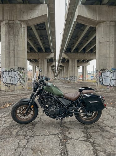 Customer photo review of 24L - Ironclad Quick-Mount Medium Honda Rebel 500 Painted Hard Saddlebags
