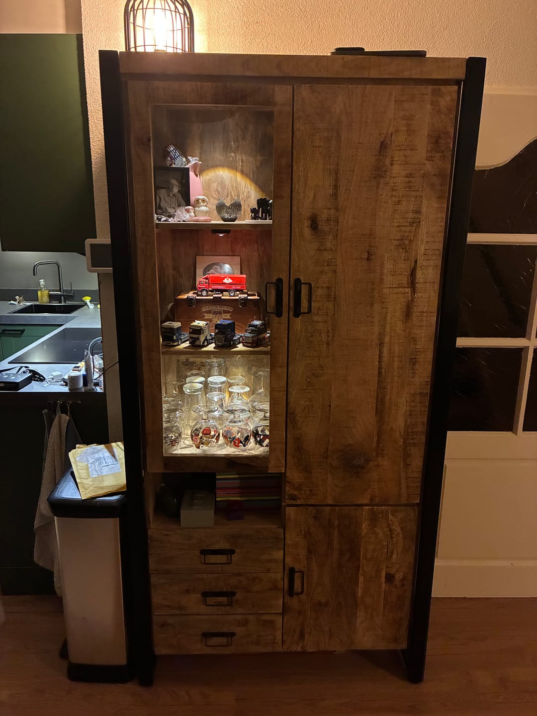 Customer photo review of Vitrinekast Britt - Deur links - Mangohout en Staal