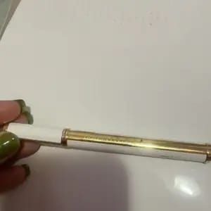 Customer photo review of Delineador à Prova D'Água Com Ponta Grossa Para Olhos Definidos