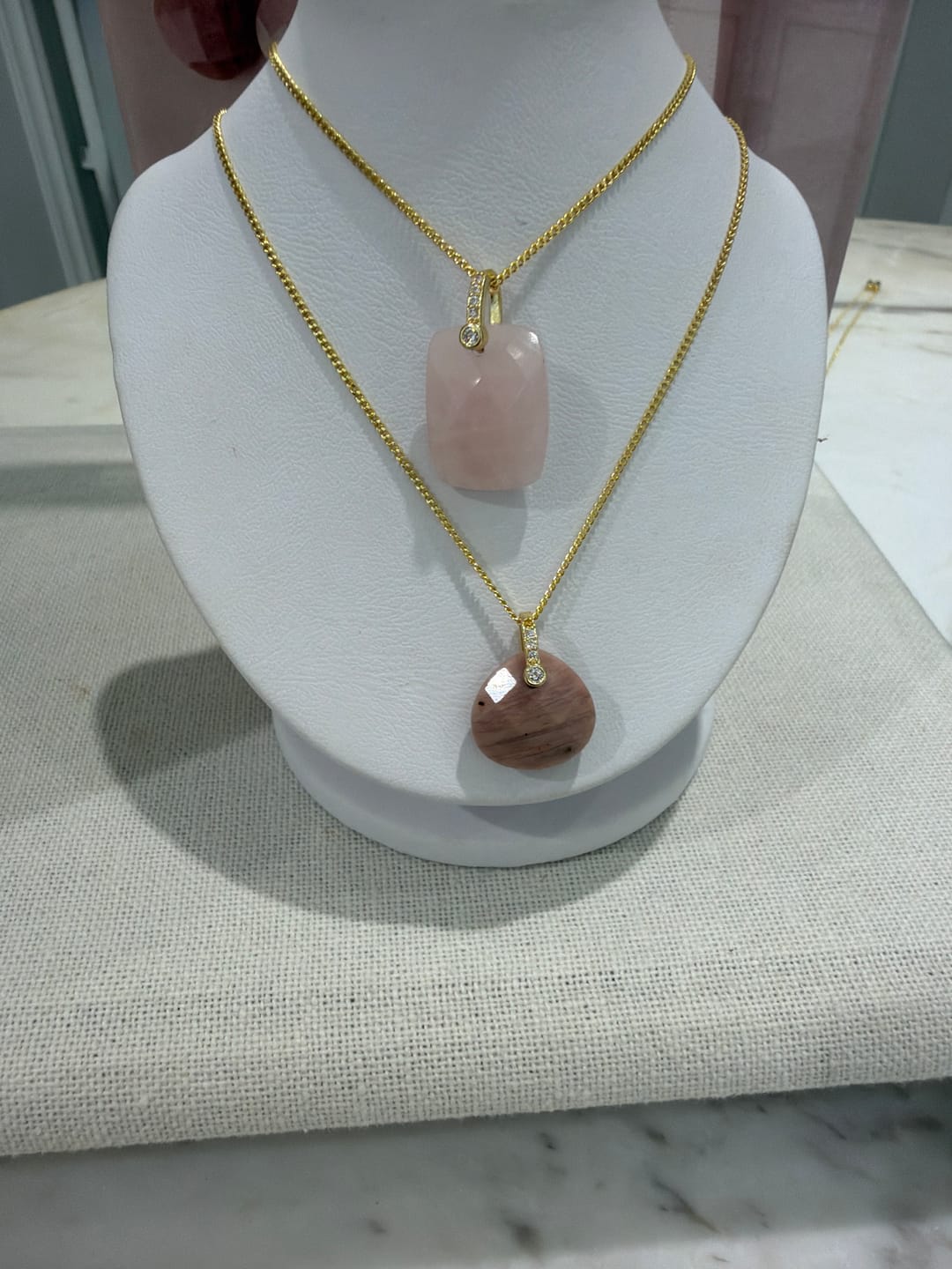 Customer photo review of Collar Bolitas Con Dije Zirconia Ovalada