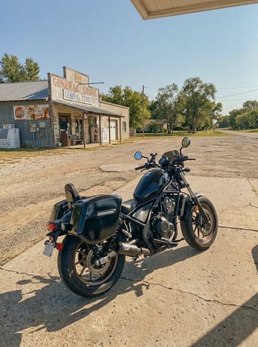 Customer photo review of 24L - Ironclad Quick-Mount Medium Honda Rebel 500 Painted Hard Saddlebags
