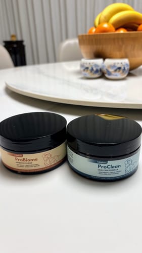Customer's ProClean 狗狗天然潔牙護齒配方與另一款罐裝產品並排放在白色餐桌上