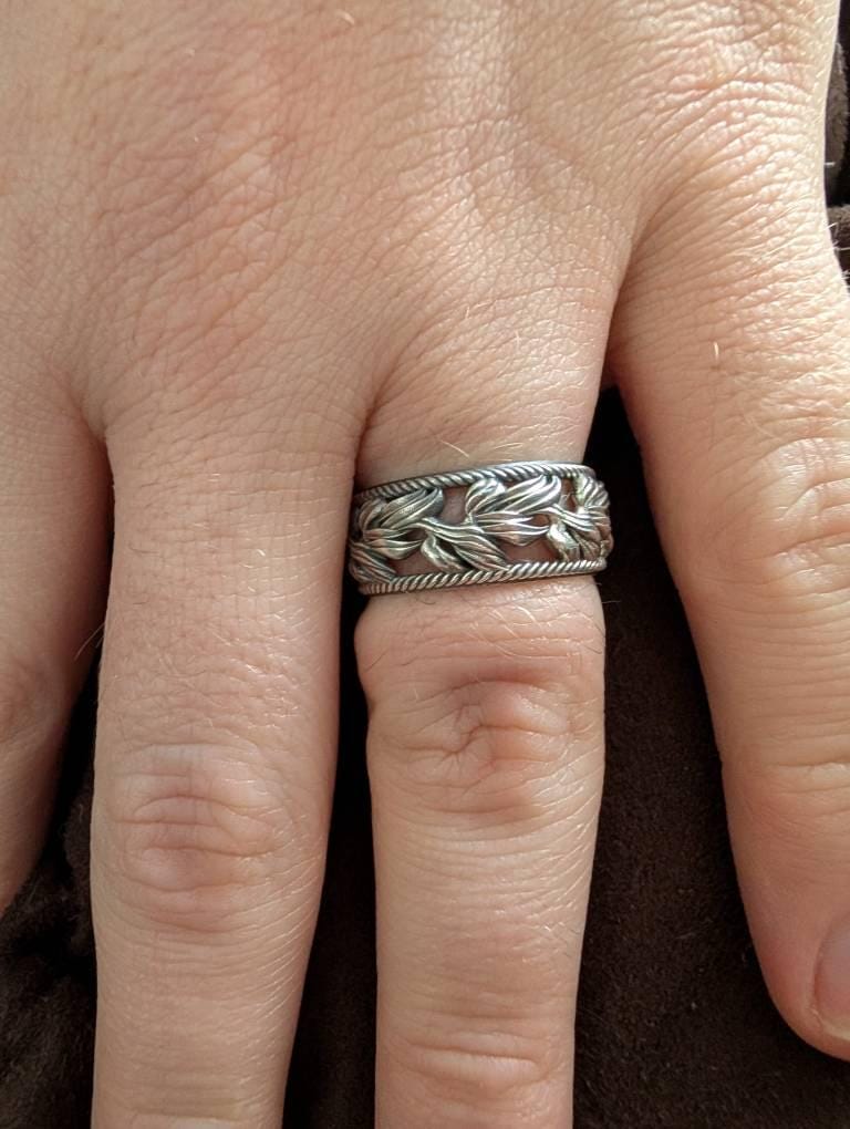 Customer photo review of Twisted Rope Leaf Ring