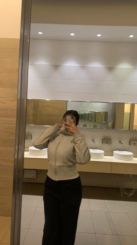 Customer photo review of POLERÓN AJUSTADO CON CIERRE - GRIS