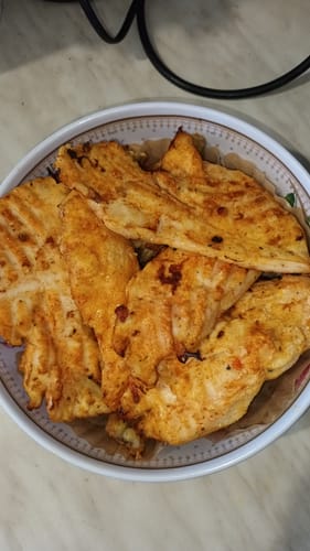 Imagine de la client cu piept de pui rumenit, preparat la friteuza Air Fryer Novio StonePro.