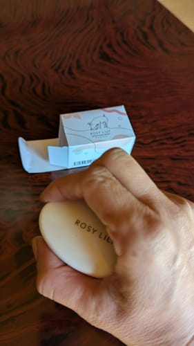 レビュー投稿者が、プレミアム洗浄ブラシを手に持っている様子。持ちやすいデザインであることがわかる。