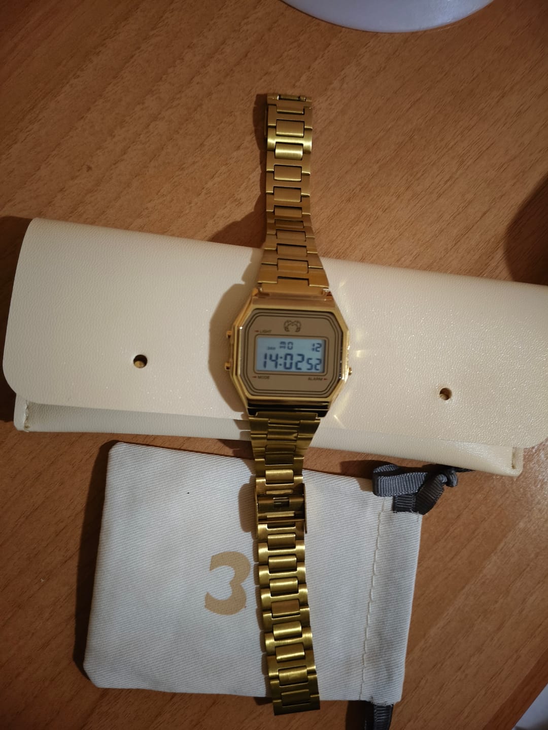 Customer photo review of Reloj Digital Vintage ~ Oro