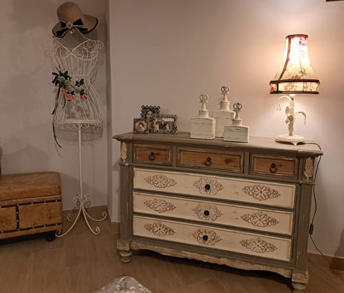 Customer photo review of Mobile cassettiera shabby chic in legno grigio, bianco e marrone chiaro – 116x40xH82 cm