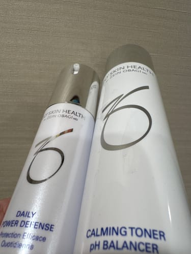 レビュアーによる、ゼオスキンヘルスの「バランサートナー」と「デイリーPD」のクローズアップ写真。