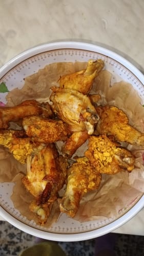 Imagine de la client cu aripioare de pui crocante, gătite cu friteuza Air Fryer Novio StonePro.