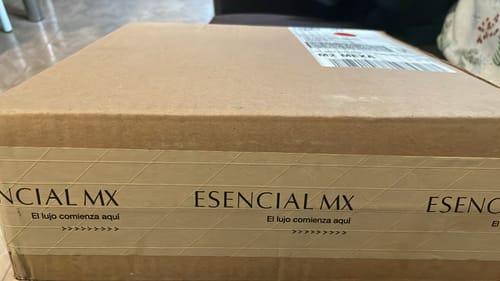 Caja de envío del cliente para el Set "Más Vendidos Hombre" 10 Perfumes, sellada con cinta adhesiva de la marca.