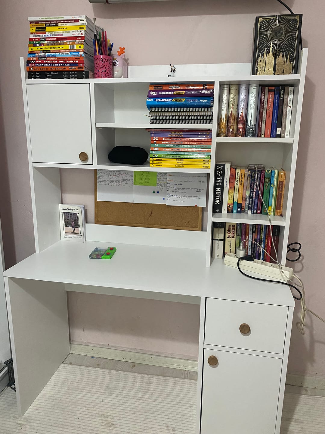 Customer photo review of Rani HA128 Kitaplıklı Raflı 2 Kapaklı 1 Çekmeceli Çalışma Ofis Bilgisayar Masası Beyaz