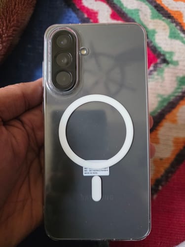 Customer holding a phone in the clear Anti-Yellow Magsafe Case, showing the white magnetic ring on the back.