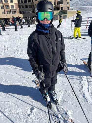 Customer wearing the black O'Neill FWC Cruz Snow Jacket on a snowy ski slope.