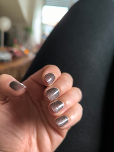 Kundin zeigt ihre kurzen Nägel mit den Mystical Ombré Cat Eye Nagelfolien nach fast zwei Wochen Tragezeit.