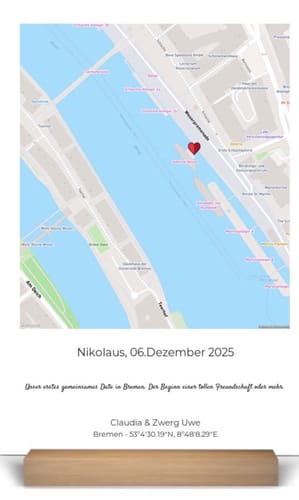 Kundenfoto der personalisierten Acryltafel 'Unser Ereignis' auf einem Holzständer, die eine Karte von Bremen und persönliche Daten zeigt.