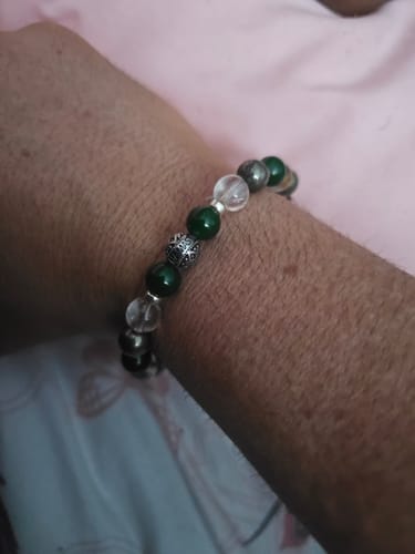 Client portant le Bracelet Abondance avec ses perles vertes et transparentes.