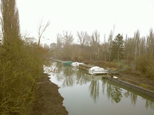 Kundenfoto mit der NUVINT Digitalkamera: Hausboote an einem ruhigen Kanal an einem bewölkten Tag.