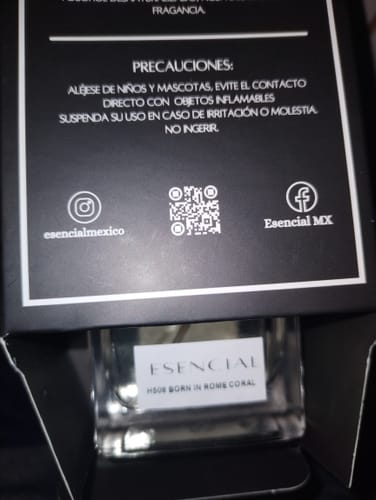 Vista de cerca del perfume H506 Esencial de un cliente, que se ve dentro de su caja negra.