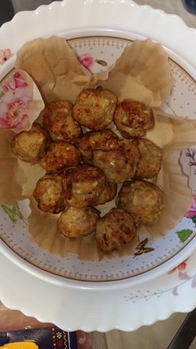 Imagine de la client cu chiftele rumenite, gătite la friteuza Air Fryer Novio StonePro.