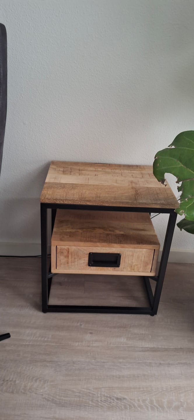Customer photo review of Bijzettafel / Nachtkastje Industrieel Design | Mangohout en Staal | 45x35x50