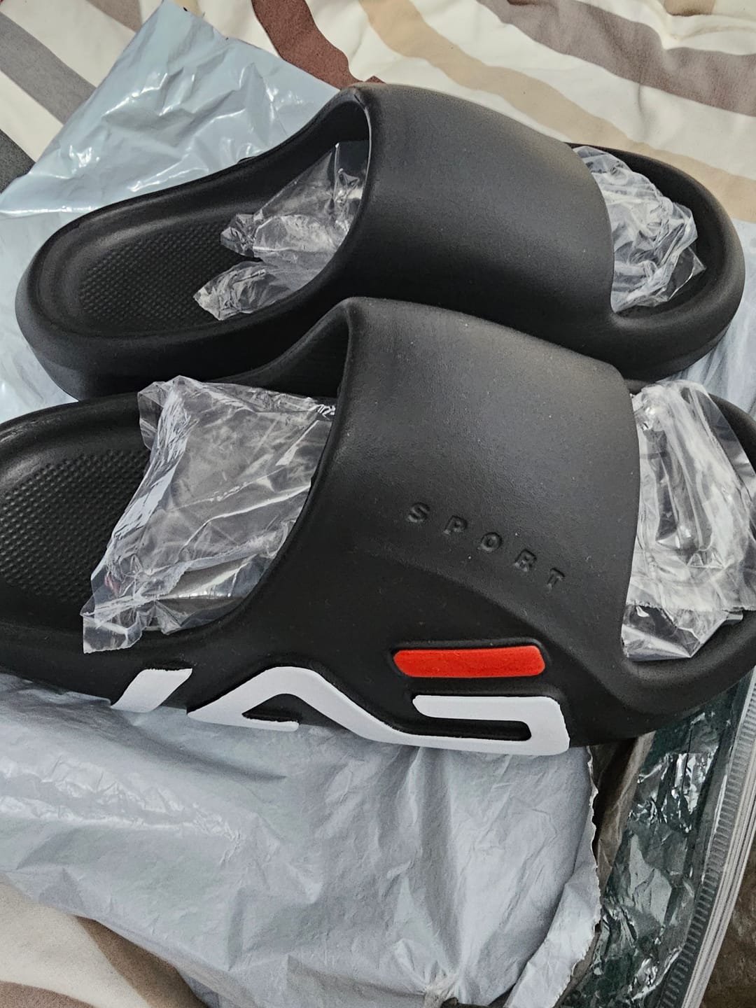 Customer photo review of Footmax Mens Slippers Extra-thick Fashion